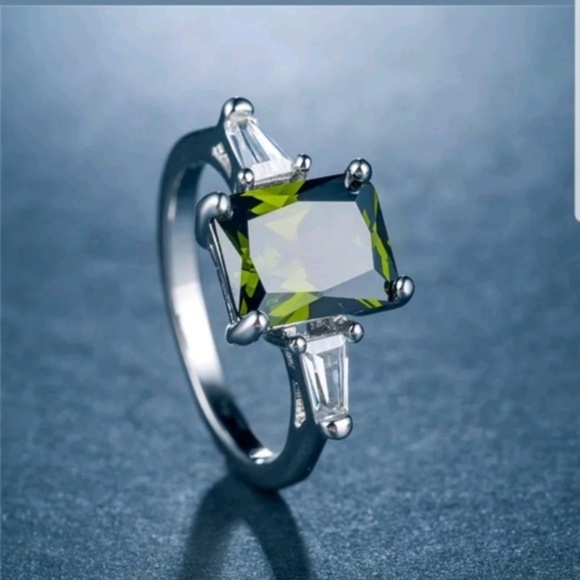 New 925 Stamped Princess Cut Peridot Ring